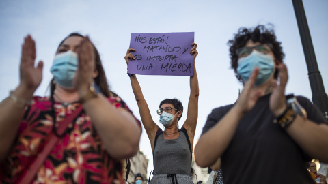 Una mujer sostiene un cartel en una concentración para exigir un Pacto de Estado Contra la Violencia de Género, en agosto de 2021 en Madrid. Una mujer sostiene un cartel en una concentración para exigir un Pacto de Estado Contra la Violencia de Género, en agosto de 2021 en Madrid.