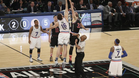 Los hermanos Gasol en el salto inicial del All-Star. /EFE Los hermanos Gasol en el salto inicial del All-Star. /EFE