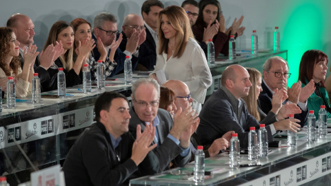 La secretaria general del PSOE-A y presidenta andaluza en funciones, Susana Díaz, recibe los aplausos de los miembros de la ejecutiva en la reunión que el Comité Director, máximo órgano entre Congresos. EFE/Julio Muñoz La secretaria general del PSOE-A y presidenta andaluza en funciones, Susana Díaz, recibe los aplausos de los miembros de la ejecutiva en la reunión que el Comité Director, máximo órgano entre Congresos. EFE/Julio Muñoz