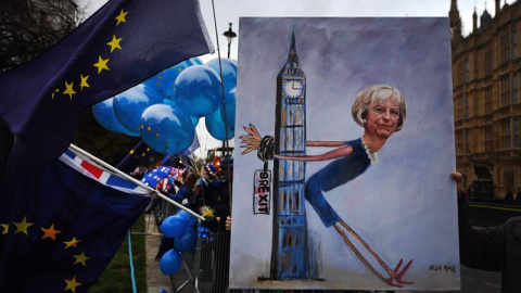 La artista Kaya Mar muestra un cuadro de la primer ministra británica Theresa May durante una manifestación en contra del brexit a las afueras del Parlamento en Londres. - EFE La artista Kaya Mar muestra un cuadro de la primer ministra británica Theresa May durante una manifestación en contra del brexit a las afueras del Parlamento en Londres. - EFE