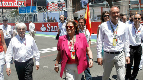 Rita Barberá y Alberto Fabra junto a Ecclestone en el circuito urbano de Valencia. Rita Barberá y Alberto Fabra junto a Ecclestone en el circuito urbano de Valencia.