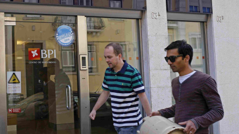 Dos personas pasan junto a una de las sucursales del banco BPI en Lisboa. REUTERS/Hugo Correia Dos personas pasan junto a una de las sucursales del banco BPI en Lisboa. REUTERS/Hugo Correia