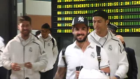 El Real Madrid, aclamado a su llegada a Valencia El Real Madrid, aclamado a su llegada a Valencia