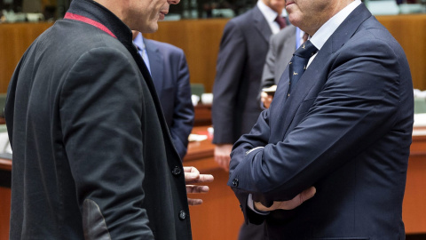 El ministro de Economía, Luis de Guindos, conversa con el ministro griego de Finanzas, Yanis Varoufakis, antes del comienzo de la reunión del Ecofin en Bruselas. EFE/Thierry Monasse El ministro de Economía, Luis de Guindos, conversa con el ministro griego de Finanzas, Yanis Varoufakis, antes del comienzo de la reunión del Ecofin en Bruselas. EFE/Thierry Monasse