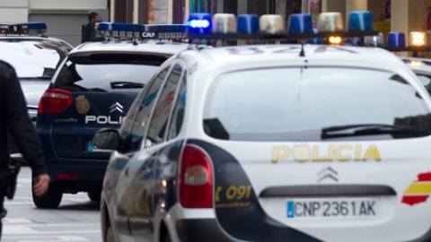 Agentes de la Policía Nacional han liberado en Huelva a una chica de 16 años que fue vendida por sus padres - EFE Agentes de la Policía Nacional han liberado en Huelva a una chica de 16 años que fue vendida por sus padres - EFE