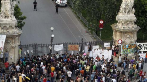 Cientos de indignados ante las puertas del Parque de la Ciutadella el 15 de junio de 2011. EFE Cientos de indignados ante las puertas del Parque de la Ciutadella el 15 de junio de 2011. EFE