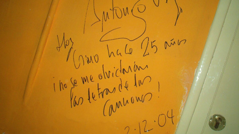 Firma del compositor Antonio Vega en los camerinos del local, en una imagen de archivo. / EL SOL Firma del compositor Antonio Vega en los camerinos del local, en una imagen de archivo. / EL SOL