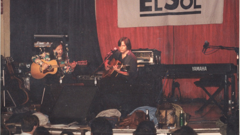 Un momento de la actuación del cantautor Jackson Browne, a la derecha de la imagen, en 1996, en una imagen de archivo. / EL SOL Un momento de la actuación del cantautor Jackson Browne, a la derecha de la imagen, en 1996, en una imagen de archivo. / EL SOL