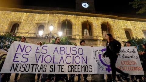 Concentración para protestar por la sentencia de la Manada, esta tarde en Sevilla. / EFE - JOSÉ MANUEL VIDAL Concentración para protestar por la sentencia de la Manada, esta tarde en Sevilla. / EFE - JOSÉ MANUEL VIDAL