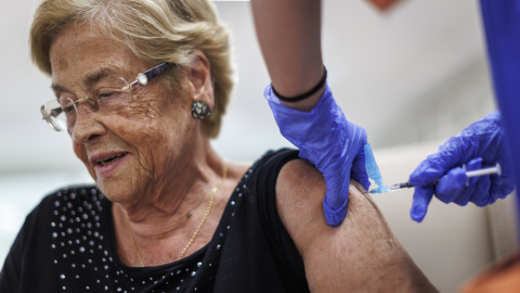 La Conselleria de Sanidad comienza a administrar a las personas que viven en residencias y su personal sociosanitario la segunda dosis de recuerdo de la vacuna contra el coronavirus La Conselleria de Sanidad comienza a administrar a las personas que viven en residencias y su personal sociosanitario la segunda dosis de recuerdo de la vacuna contra el coronavirus