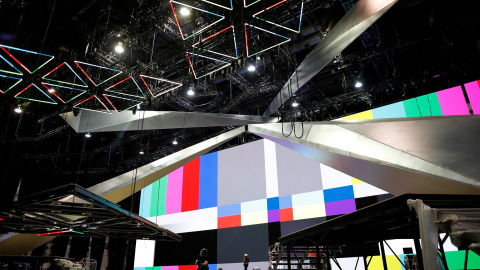 Los trabajadores trabajan en la construcción del escenario donde se presentará Eurovisión. Reuters Los trabajadores trabajan en la construcción del escenario donde se presentará Eurovisión. Reuters
