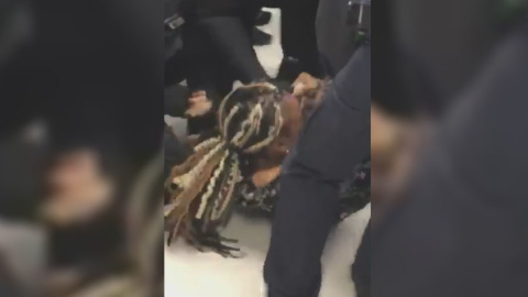 Captura del vídeo en el que se ve el brutal arresto de una mujer que llevaba a su bebé en brazos. / FACEBOOK Captura del vídeo en el que se ve el brutal arresto de una mujer que llevaba a su bebé en brazos. / FACEBOOK