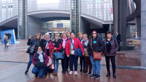 La delegación de aparadoras posa junto a la sede del Parlamento Europeo en Bruselas.