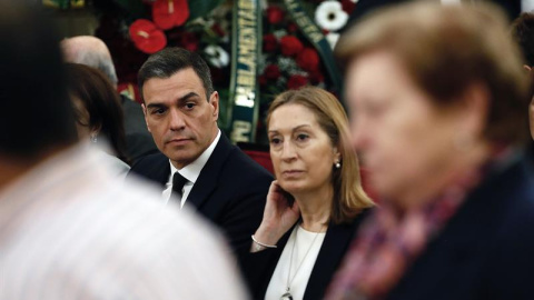 El presidente del Gobierno Pedro Sánchez y la presidenta del Congreso Ana Pastor, en la capilla ardiente del exvicepresidente del Gobierno Alfredo Pérez Rubalcaba, instalada en el Congreso de los Diputados. EFE/JP Gandul