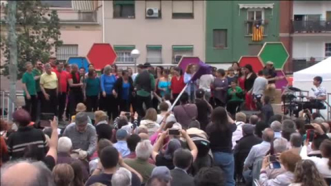 Iglesias y Colau se marcan un 'bella ciao' partisano en directo sobre el escenario