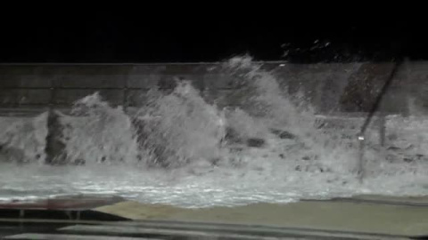 Fuertes olas invaden las calles de San Sebastián Fuertes olas invaden las calles de San Sebastián