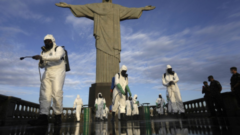 Un grupo de militares trabaja en la desinfección del Cristo del Corcovado, para su reapertura al público, , tras cinco meses de inactividad por la covid-19. REUTERS/Ricardo Moraes Un grupo de militares trabaja en la desinfección del Cristo del Corcovado, para su reapertura al público, , tras cinco meses de inactividad por la covid-19. REUTERS/Ricardo Moraes