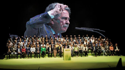 El candidato a la reelección como presidente de Cantabria, Miguel Ángel Revilla, protagoniza un acto público en el Palacio de Festivales de Santander. EFE/ROMÁN G. AGUILERA El candidato a la reelección como presidente de Cantabria, Miguel Ángel Revilla, protagoniza un acto público en el Palacio de Festivales de Santander. EFE/ROMÁN G. AGUILERA