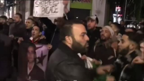 Los argelinos celebran en las calles la renuncia de Buteflika a la reelección Los argelinos celebran en las calles la renuncia de Buteflika a la reelección