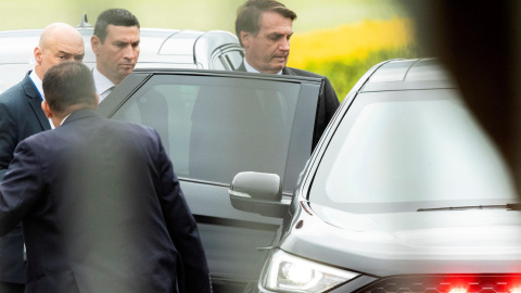 El presidente de Brasil, Jair Bolsonaro (c), sube a un coche a la salida del Palacio de Alvorada en la ciudad de Brasilia (Brasil). EFE/ Joedson Alves El presidente de Brasil, Jair Bolsonaro (c), sube a un coche a la salida del Palacio de Alvorada en la ciudad de Brasilia (Brasil). EFE/ Joedson Alves