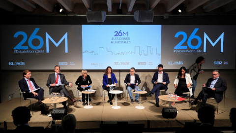 06/05/2019.- Los candidatos a la alcaldía de Madrid, José Luis Martínez-Almeida (i), Javier Ortega Smith (2i), Manuela Carmen (3d), Carlos Sánchez Mato (3d), Begoña Villacís (2d) y Pepu Hernández (d), con los periodistas Javier Casal (4d) y Lucía 06/05/2019.- Los candidatos a la alcaldía de Madrid, José Luis Martínez-Almeida (i), Javier Ortega Smith (2i), Manuela Carmen (3d), Carlos Sánchez Mato (3d), Begoña Villacís (2d) y Pepu Hernández (d), con los periodistas Javier Casal (4d) y Lucía