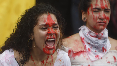 Jóvenes participan en una representación artística y simbólica en el Parque de los Deseos, durante una nueva jornada de protestas en el marco del Paro Nacional, en Medellín (Colombia).- EFE / Luis Eduardo Noriega A. Jóvenes participan en una representación artística y simbólica en el Parque de los Deseos, durante una nueva jornada de protestas en el marco del Paro Nacional, en Medellín (Colombia).- EFE