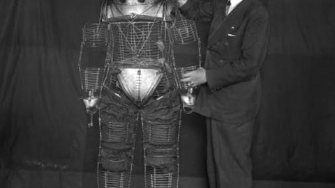 Fotografía de Archivo, sin fecha, del ingeniero español Emilio Herrera ultimando su escafandra estratonáutica. EFE/Archivo Fotografía de Archivo, sin fecha, del ingeniero español Emilio Herrera ultimando su escafandra estratonáutica. EFE/Archivo