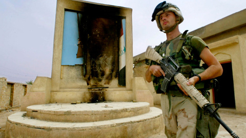 Un infante de marina estadounidense con la 15ª MEU pasa junto a un retrato quemado de Saddam Hussein mientras patrulla con su pelotón el 10 de abril de 2003 en la ciudad de An Nasiriyah en Irak. FOTO AFP / TIM SLOANTIM SLOAN / AFP Un infante de marina estadounidense con la 15ª MEU pasa junto a un retrato quemado de Saddam Hussein mientras patrulla con su pelotón el 10 de abril de 2003 en la ciudad de An Nasiriyah en Irak. FOTO AFP / TIM SLOANTIM SLOAN / AFP
