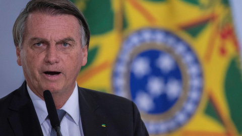 El presidente de Brasil, Jair Bolsonaro, durante la firma de los decretos de Ayuda al Gas y el programa Alimenta Brasil, en el Palacio de Planalto en Brasilia (Brasil).- EFE / Joédson Alves El presidente de Brasil, Jair Bolsonaro, durante la firma de los decretos de Ayuda al Gas y el programa Alimenta Brasil, en el Palacio de Planalto en Brasilia (Brasil).- EFE / Joédson Alves