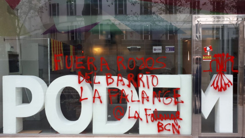 Pintada de la ultradreta amb l'escut de la Falange a la seu de Podem de Barcelona. @podem_cat Pintada de la ultradreta amb l'escut de la Falange a la seu de Podem de Barcelona. @podem_cat