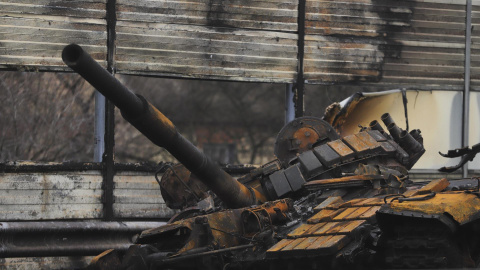 Un tanque destruido en la ciudad de Makariv cerca de Kiev (Kyiv), Ucrania, 04 de marzo de 2022.- EFE Un tanque destruido en la ciudad de Makariv cerca de Kiev (Kyiv), Ucrania, 04 de marzo de 2022.- EFE