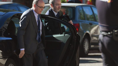 El exgobernador del Banco de España ,Luis María Linde, a la izquierda a su llegada este lunes a la Audiencia Nacional. EFE/FERNANDO VILLAR El exgobernador del Banco de España ,Luis María Linde, a la izquierda a su llegada este lunes a la Audiencia Nacional. EFE/FERNANDO VILLAR