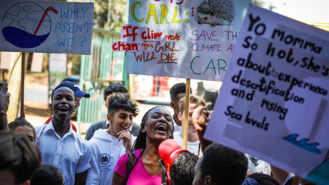 Estudiantes de centros internacionales en Kenia participan en una manifestación para exigir una mayor intervención en la lucha contra el cambio climático, este viernes en Nairobi (Kenia). Las exigencias de avanzar en la lucha contra el cambio climátic Estudiantes de centros internacionales en Kenia participan en una manifestación para exigir una mayor intervención en la lucha contra el cambio climático, este viernes en Nairobi (Kenia). Las exigencias de avanzar en la lucha contra el cambio climátic