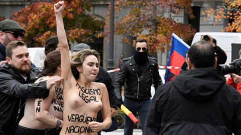 Activistas de Femen irrumpen en una concentración fascista durante el 20-N en Madrid. / VÍCTOR LERENA (EFE) Activistas de Femen irrumpen en una concentración fascista durante el 20-N en Madrid. / VÍCTOR LERENA (EFE)