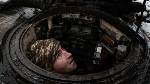 Un militar ucraniano de la primera brigada de tanques verifica el equipo en el tanque de batalla principal T-64 cerca de la línea del frente en la región de Donetsk el 4 de febrero de 2023, en medio de la invasión rusa de Ucrania. YASUYOSHI CHIBA / AF Un militar ucraniano de la primera brigada de tanques verifica el equipo en el tanque de batalla principal T-64 cerca de la línea del frente en la región de Donetsk el 4 de febrero de 2023, en medio de la invasión rusa de Ucrania. YASUYOSHI CHIBA / AF