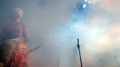 Vista general de la falla municipal durante la mascletá que con un atronador bombardeo inicial, seguida de ritmo, potencia y color ha permitido a la pirotécnica María José Lora Zamorano "quitarse la espinita" del fallo en el disparo del año pasado en