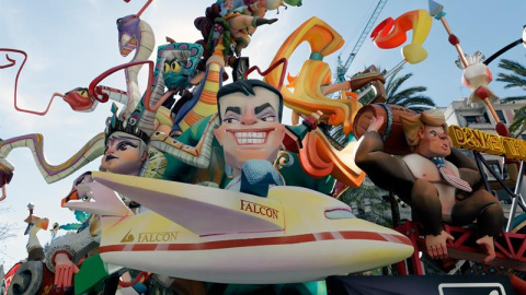 El ingenioso, satírico y reivindicativo arte fallero de los casi 770 monumentos plantados en València inunda ya todos los rincones de la ciudad y encandila a los miles de valencianos y turistas que han tomado las calles dispuestos a seguir disfrutando d