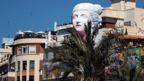 Detalle del remate principal de la falla municipal que asoma entre árboles y edificios cuando ya están plantados los casi 770 monumentos falleros desperdigados por la ciudad. EFE/ Kai Försterling