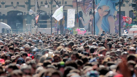 Detalle del remate principal de una falla que asoma por encima del público asistente a la mascletá que con un atronador bombardeo inicial, seguida de ritmo, potencia y color ha permitido a la pirotécnica María José Lora Zamorano "quitarse la espinita