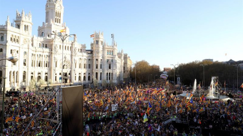 Cientos de personas ante el Palacio de Cibeles, sede del Ayuntamiento de Madrid, durante la manifestación que bajo los lemas "Autodeterminación no es delito" y "Democracia es decidir" ha sido convocada por más de sesenta colectivos sociales, organizaci