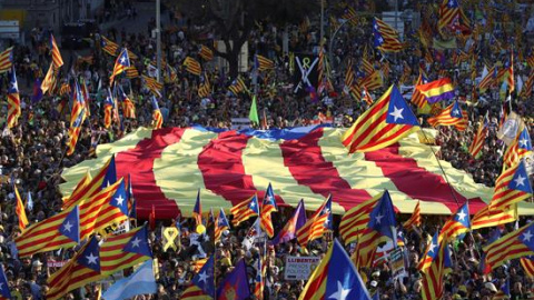 Diversas esteladas durante la manifestación que bajo los lemas "Autodeterminación no es delito" y "Democracia es decidir" ha sido convocada por más de sesenta colectivos sociales, organizaciones del 15M, entidades republicanas y antifascistas, además 