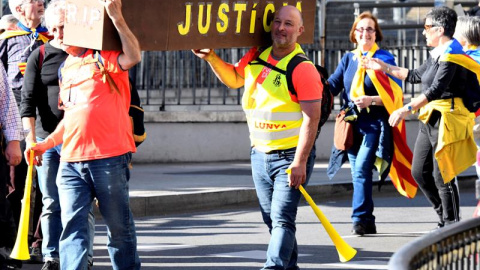 Varias personas se dirigen a la manifestación que bajo los lemas "Autodeterminación no es delito" y "Democracia es decidir" ha sido convocada por más de sesenta colectivos sociales, organizaciones del 15M, entidades republicanas y antifascistas, ademá