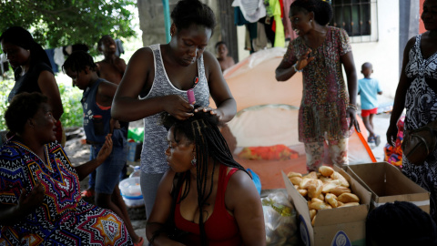 Migrantes africanos y haitianos conversan junto a las instalaciones de migración de Siglo XXI en Tapachula, México. / Reuters