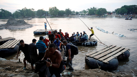 Los migrantes cubanos bajan de una balsa después de cruzar el río Suchiate en balsas desde Tecun Uman, en Guatemala, a Ciudad Hidalgo, México. / Reuters