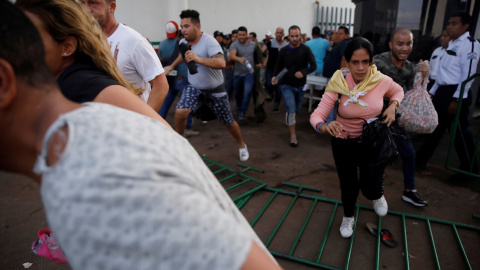 Los migrantes cubanos huyen de las instalaciones de migración de Siglo XXI en Tapachula, México. / Reuters