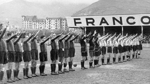 Athletic y FC Barcelona realizan el saludo franquista en San Mamés.- ATHLETIC CLUB Athletic y FC Barcelona realizan el saludo franquista en San Mamés.- ATHLETIC CLUB