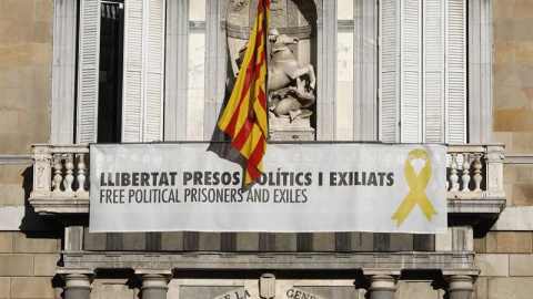 Vista del cartel reclamando la libertad de los líderes independentistas presos y un lazo amarillo en la fachada del Palau de la Generalitat. - EFE Vista del cartel reclamando la libertad de los líderes independentistas presos y un lazo amarillo en la fachada del Palau de la Generalitat. - EFE