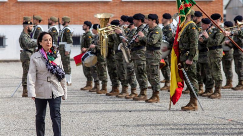 07/05/2019.- La ministra de Defensa en funciones, Margarita Robles, pasa revista a la tropa durante la visita que realiza hoy a la base "Cid Campeador" en Burgos. EFE/Santi Otero 07/05/2019.- La ministra de Defensa en funciones, Margarita Robles, pasa revista a la tropa durante la visita que realiza hoy a la base "Cid Campeador" en Burgos. EFE/Santi Otero