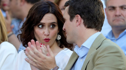 14/05/2019.- El presidente del PP, Pablo Casado, junto a la candidata del partido a la Presidencia de la Comunidad de Madrid, Isabel Díaz Ayuso (c), participan en un acto electoral en el Parque de Abastos de Aranjuez. EFE/ Juanjo Martín