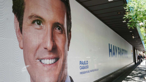 14/05/2019.- El PP quita la cara de Casado de la fachada de Génova. PP